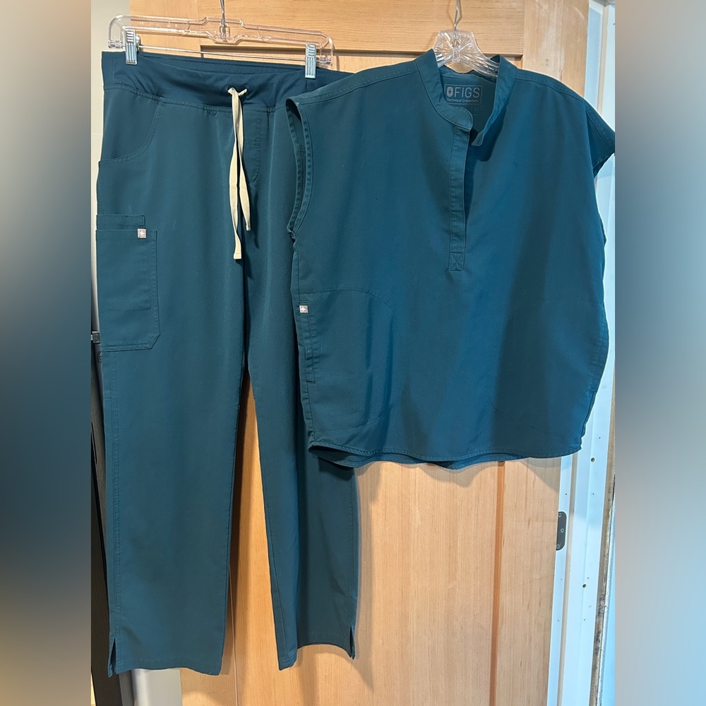 FIGS Women’s Scrub Set in Caribbean Blue - size L/LT (tall)